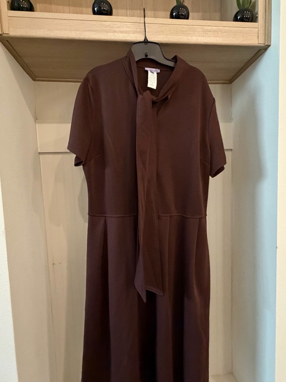 Midi Tie-Neck Short Sleeve Dress in Deep Brown